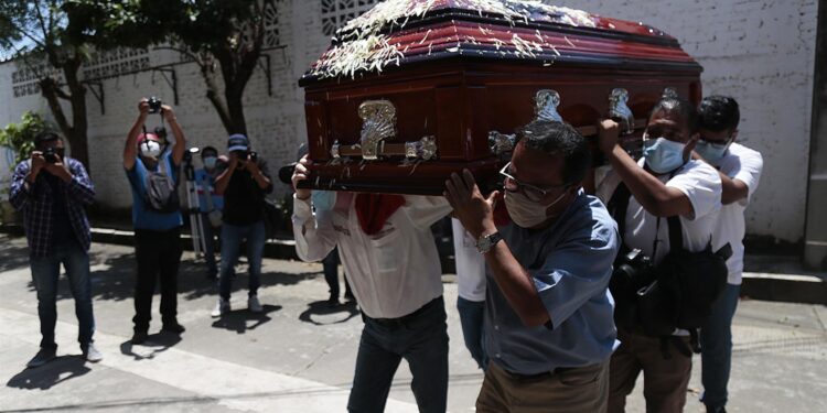 Familiares y amigos asisten el 24 de agosto de 2022 al funeral del asesinado periodista mexicano Fredid Román en el municipio de Chilpancingo, en el estado de Guerrero, México. Foto: EFE / Artículo 66