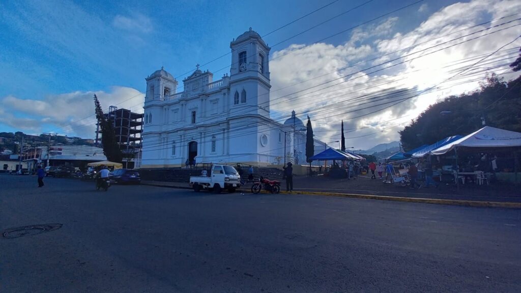 Sandinistas en Matagalpa van de casa en casa llamando a votar