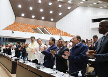 Fotografía cedida por prensa de Miraflores que muestra al presidente de Venezuela, Nicolás Maduro, mientras participa en la Asamblea Nacional hoy, en La Habana (Cuba). EFE/Prensa de Miraflores
