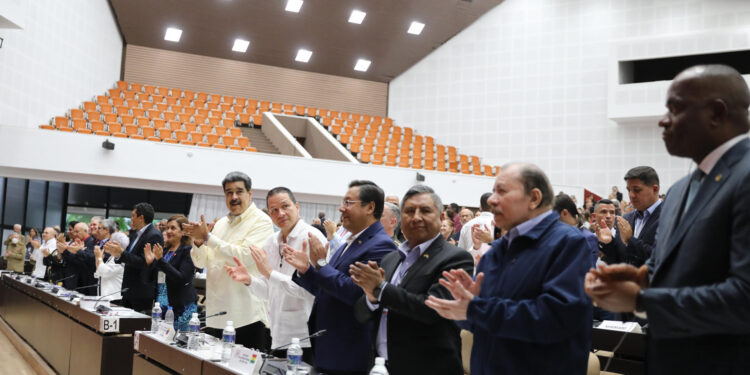 Fotografía cedida por prensa de Miraflores que muestra al presidente de Venezuela, Nicolás Maduro, mientras participa en la Asamblea Nacional hoy, en La Habana (Cuba). EFE/Prensa de Miraflores