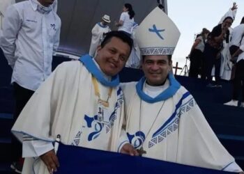 Padre Erick Díaz junto a Monseñor Rolando Álvarez.