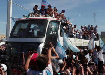 Captura de vídeo de los jugadores de la selección argentina en una caravana. EFE/ Beto Caratozzolo