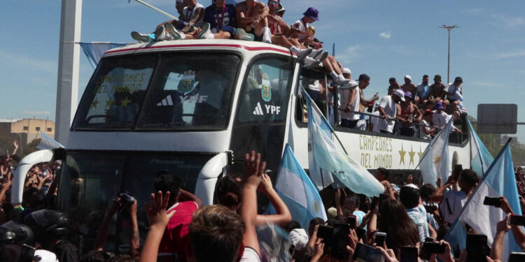 Captura de vídeo de los jugadores de la selección argentina en una caravana. EFE/ Beto Caratozzolo