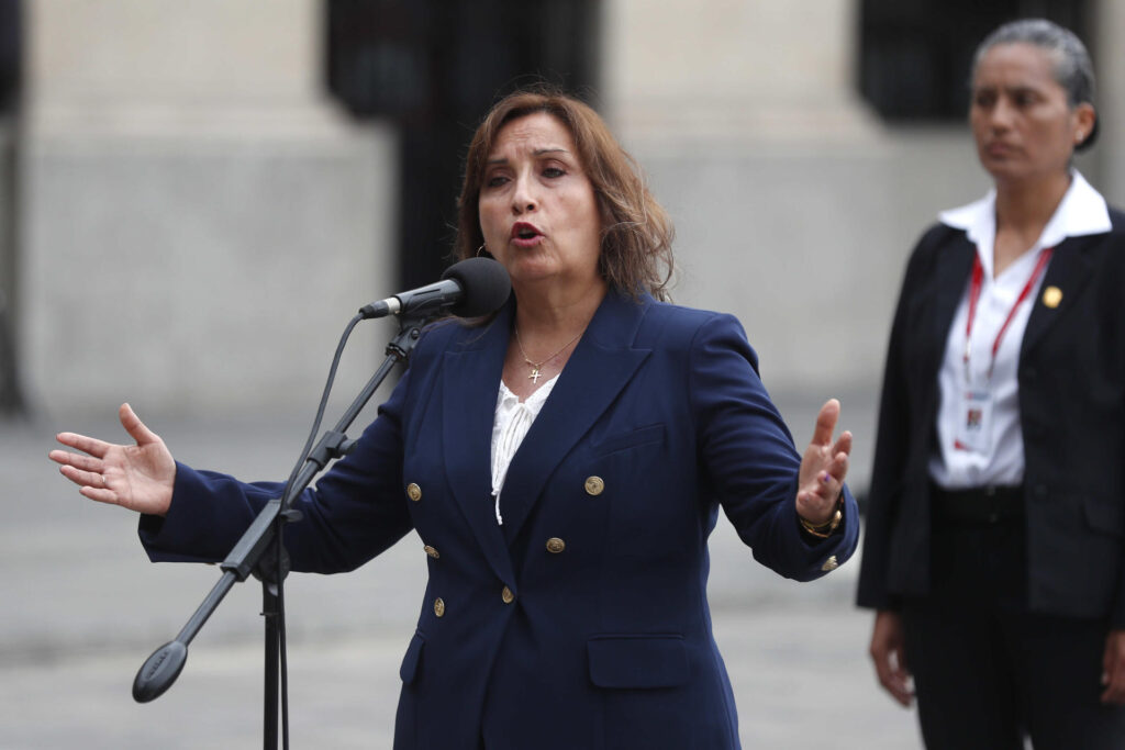 Presidenta Boluarte hace un llamado a la paz en Perú, luego de una noche violenta