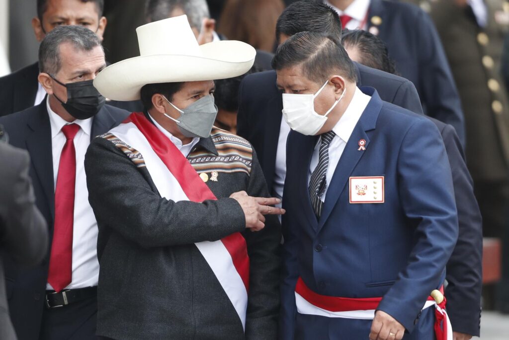 La Fiscalía allana la casa de exministro de Castillo y de generales de la Policía