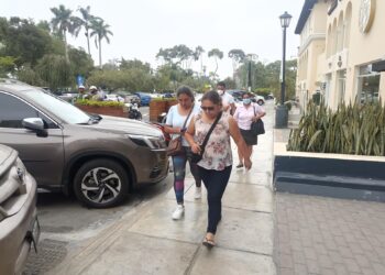 Gloria Castillo (c), hermana del expresidente peruano Pedro Castillo, y Vilma Vásquez (i), sobrina del exmandatario, acuden hoy a una reunión con miembros de la Comisión Interamericana de Derechos Humanos (CIDH) en un hotel de Lima (Perú). EFE/ Paula Bayarte