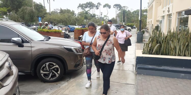 Gloria Castillo (c), hermana del expresidente peruano Pedro Castillo, y Vilma Vásquez (i), sobrina del exmandatario, acuden hoy a una reunión con miembros de la Comisión Interamericana de Derechos Humanos (CIDH) en un hotel de Lima (Perú). EFE/ Paula Bayarte
