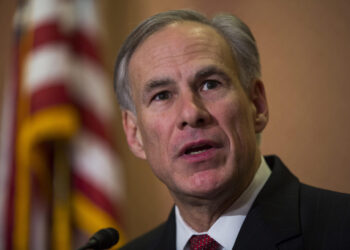 Gobernador de Texas manda a investigar a las ONG por cruce de migrantes a EEUU