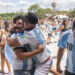 Aficionados argentinos fueron registrados este domingo, 18 de diciembre, al celebrar luego de que la selección nacional de fútbol de su país ganara el Mundial FIFA de Qatar 2022, en Rosario (Argentina), ciudad natal del capital del equipo, Lionel Messi. EFE/Franco Trovato
