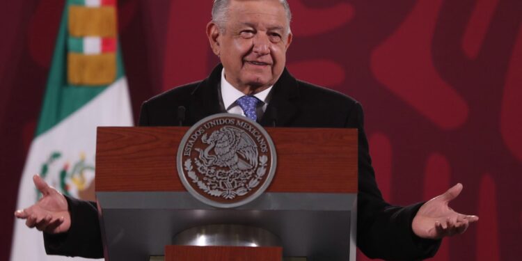 El presidente de México, Andrés Manuel López Obrador, habla durante su rueda de prensa diaria desde el Palacio Nacional, hoy, en la Ciudad de México (México). EFE/