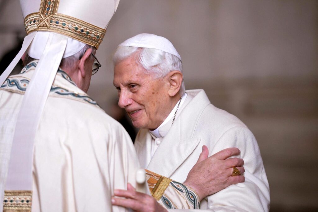 Benedicto XVI sigue estable y ha pasado la noche asistido por los médicos