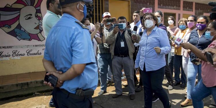 Asedio policial que sufrió el Movimiento María Elena Cuadra antes de ser confiscada. Foto de EFE