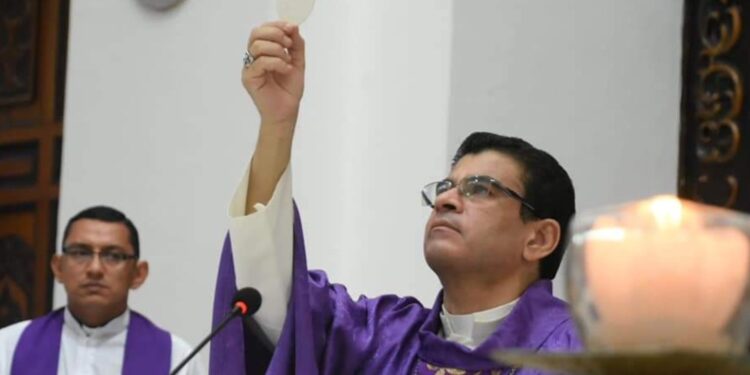 Encierro ordenado por Ortega impide que monseñor Álvarez celebre con su feligresía, los 28 años de orden sacerdotal. Foto: Artículo 66 / Diócesis Media