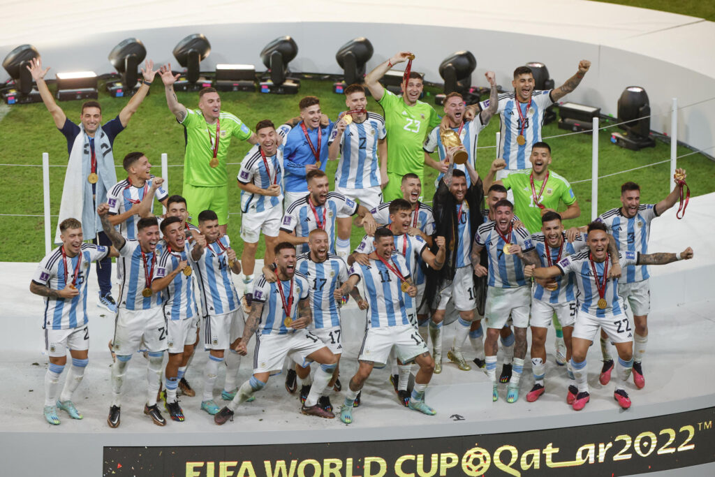 Selección de Argentina parte rumbo a su país con la Copa del Mundo