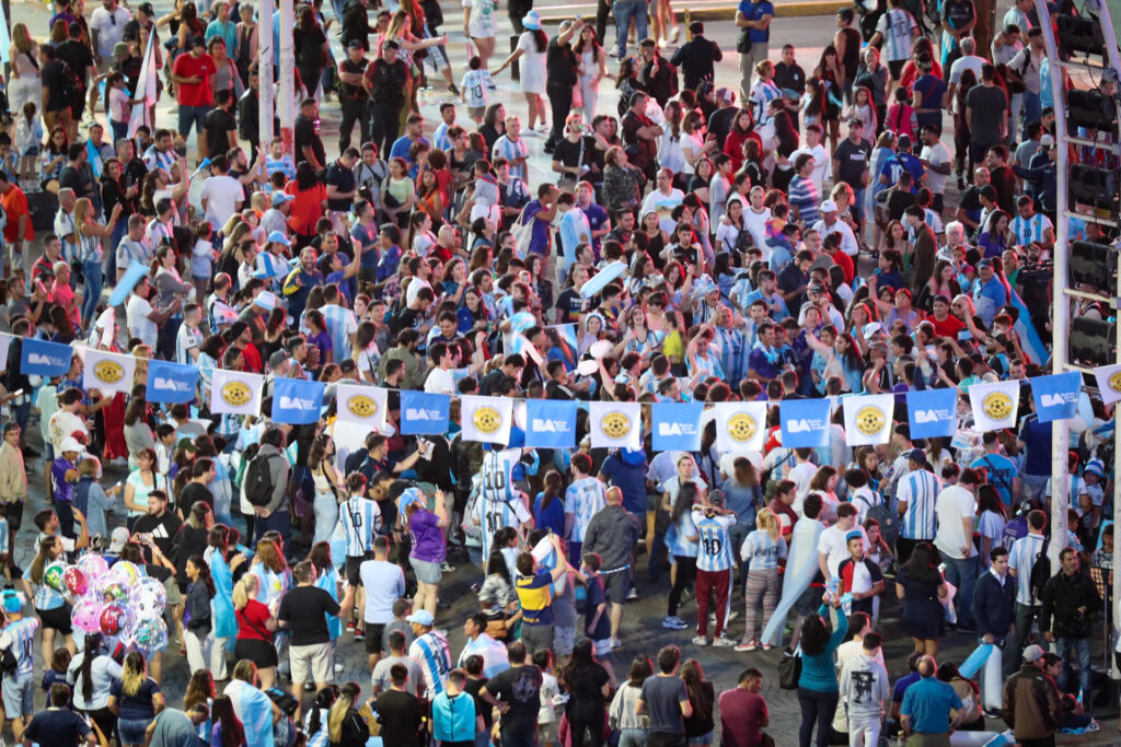Buenos Aires calienta la previa de la final con un «banderazo» albiceleste