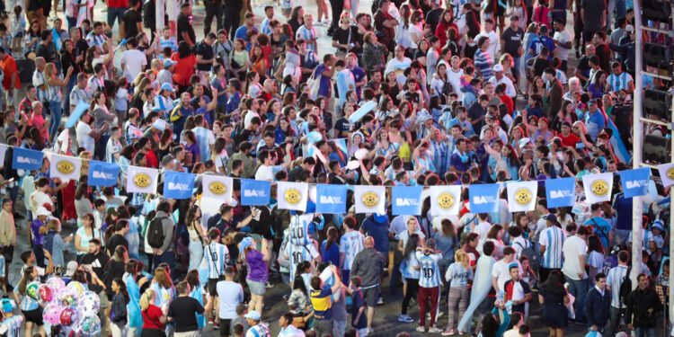 Aficionados argentinos cantan hoy durante un banderazo previo a la final del Mundial de Qatar 2022 entre Argentina y Francia, en Buenos Aires (Argentina). EFE/Raúl Martínez