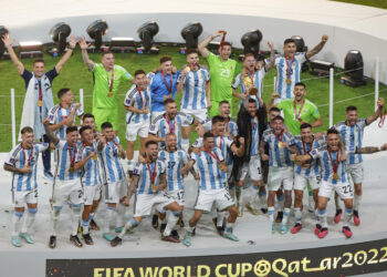 Jugadores de Argentina celebran, ayer, su tercer título en la Copa Mundial de Fútbol. Foto: EFE / Artículo 66