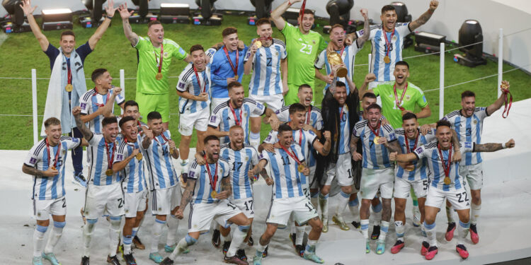 Jugadores de Argentina celebran, ayer, su tercer título en la Copa Mundial de Fútbol. Foto: EFE / Artículo 66