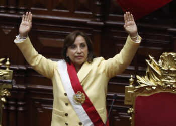 La abogada Dina Boluarte saluda tras ser juramentada como nueva presidenta del Perú en la sede del Congreso en Lima (Perú). Foto: EFE / Artículo 66