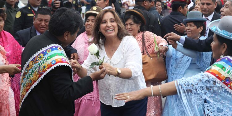 Dina Boluarte se suma al reducido grupo de mandatarias en Latinoamérica. Foto: EFE.
