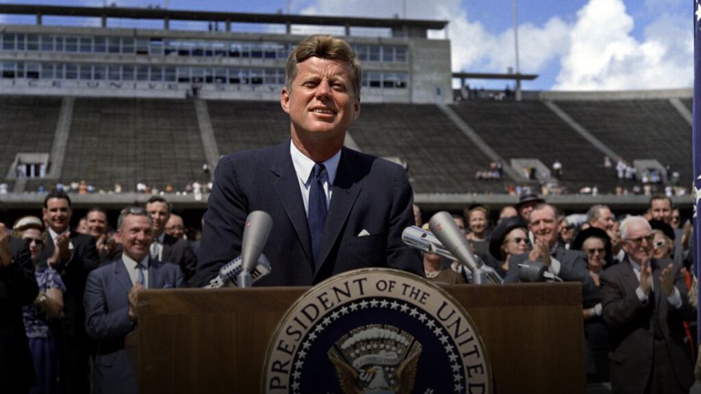 Biden desclasifica miles de documentos sobre el asesinato de Kennedy