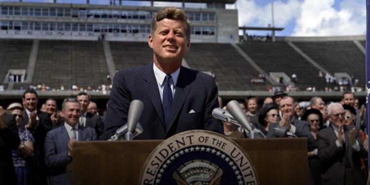 Biden desclasifica miles de documentos sobre el asesinato de Kennedy