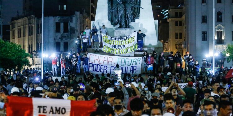 Cierran aeropuerto de Perú por protestas masivas