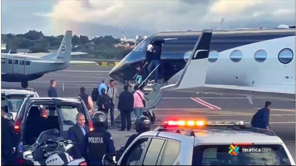 Nayib Bukele llega sorpresivamente a Costa Rica