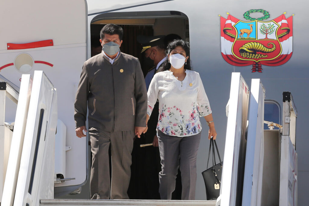 Esposa de Pedro Castillo abandona Perú con destino a México junto al embajador