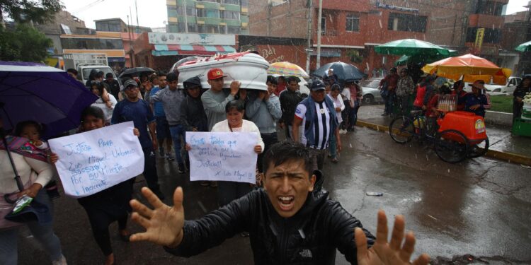 Familiares y amigos de los manifestantes asesinados cargan, el 17 de diciembre de 2022, sus féretros en Ayacucho (Perú). Foto: EFE / Artículo 66