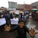 Familiares y amigos de los manifestantes asesinados cargan, el 17 de diciembre de 2022, sus féretros en Ayacucho (Perú). Foto: EFE / Artículo 66