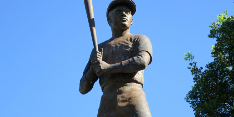 Fotografía de la estatua dedicada al fallecido pelotero puertorriqueño Roberto Clemente, en Carolina (Puerto Rico). EFE/ Jorge Muñiz