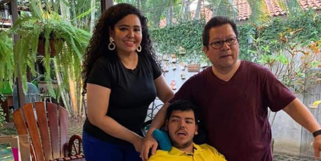 «Miguelito» Mora ora por su padre en la segunda visita que le permiten en «El Chipote» 