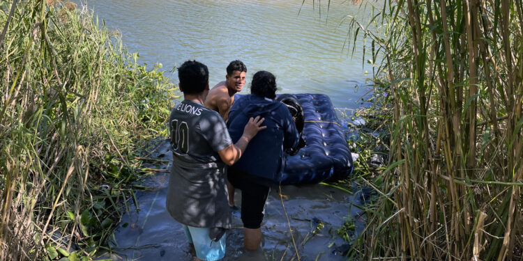Un grupo de migrantes se prepara para cruzar el Río Bravo hoy, en la ciudad de Matamoros, estado de Tamaulipas (Mexico). EFE/Abraham Pineda Jácome