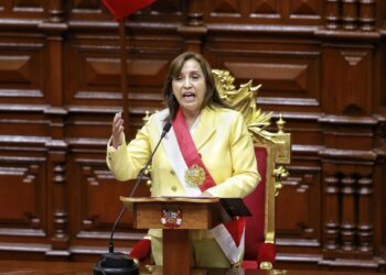 La presidenta de Perú, Dina Boluarte, habla ante el Congreso peruano, el 7 de diciembre de 2022. EFE/STR