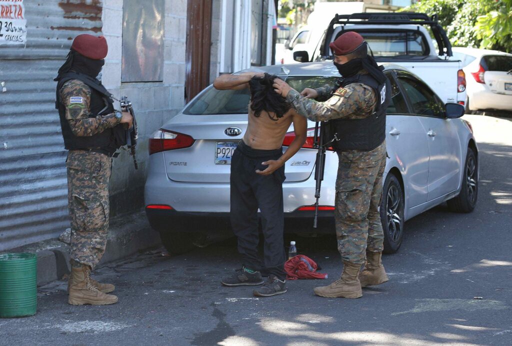 Gobierno salvadoreño cerca una comunidad en la capital con más de 1.000 militares