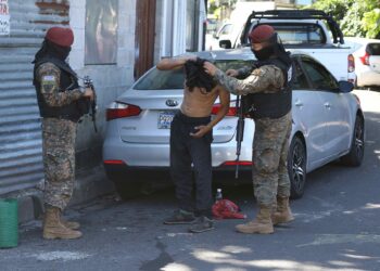 Soldados requisan hoy a un ciudadano en San Salvador (El Salvador). EFE/MIGUEL LEMUS
