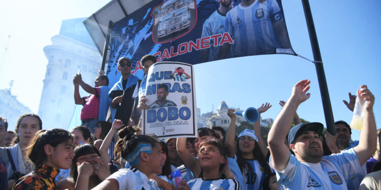 Aficionados de la selección Argentina celebran el título conseguido en la Copa del Mundo Qatar 2022 tras vencer a Francia en la final, en la avenida 9 de Julio, en Buenos Aires. EFE/ Artículo 66