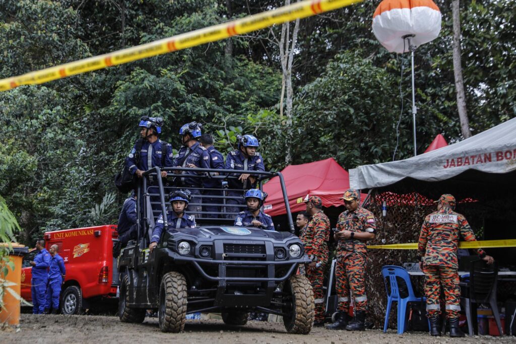 Suben a 24 los muertos por avalancha en campin malasio, con 9 desaparecidos