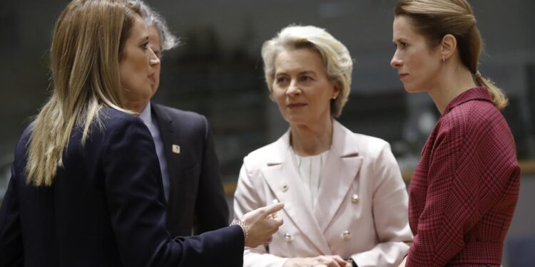 (De izq. a der.) La presidenta del Parlamento Europeo, Roberta Metsola, la primera ministra de Estonia, Kaja Kallasand, y la presidenta de la Comisión Europea, Ursula von der Leyen, durante la reunión del Consejo Europeo en Bruselas este 15 de diciembre. EFE