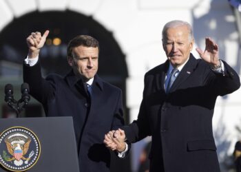 El presidente de Estados Unidos, Joe Biden (d), fue registrado este jueves, 1 de diciembre, al recibir a su homólogo francés, Emmanuel Macron, en el ala sur de la Casa Blanca, en Washington DC (EE.UU.). EFE/