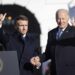 El presidente de Estados Unidos, Joe Biden (d), fue registrado este jueves, 1 de diciembre, al recibir a su homólogo francés, Emmanuel Macron, en el ala sur de la Casa Blanca, en Washington DC (EE.UU.). EFE/