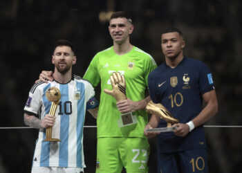 Lionel Messi (i) y Emiliano Martínez (c) de Argentina junto a Kylian Mbappe posan hoy, en la final del Mundial de Fútbol Qatar 2022 entre Argentina y Francia en el estadio de Lusail (Catar). Foto: EFE/ Artículo 66