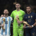 Lionel Messi (i) y Emiliano Martínez (c) de Argentina junto a Kylian Mbappe posan hoy, en la final del Mundial de Fútbol Qatar 2022 entre Argentina y Francia en el estadio de Lusail (Catar). Foto: EFE/ Artículo 66