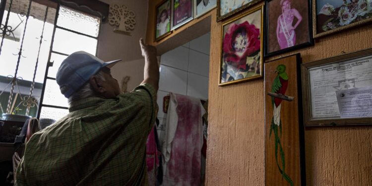 José Romero, hermano mayor de Felicita Romero, ambos sobrevivientes de la Masacre de Las Dos Erres en Las Cruces, Petén en 1982, señala retratos de sus familiares durante una entrevista el 5 de diciembre de 2022, en el municipio de Barberena, del departamento de Santa Rosa (Guatemala). EFE/Andrea Godínez