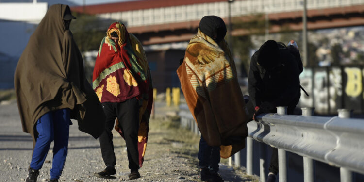 Migrantes caminan abrigados hoy, en una orilla del Río Bravo en la frontera de Ciudad Juárez (México). Foto: EFE/Artículo 66