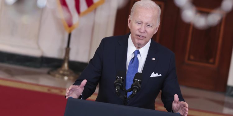 Biden promete seguir luchando para restaurar el derecho al aborto en EE.UU.