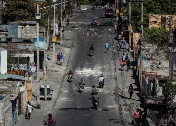 Personas caminan por una calle con bloqueos en el marco de las protestas, el 26 de enero de 2023, en Puerto Príncipe (Haití). EFE/Johnson Sabin