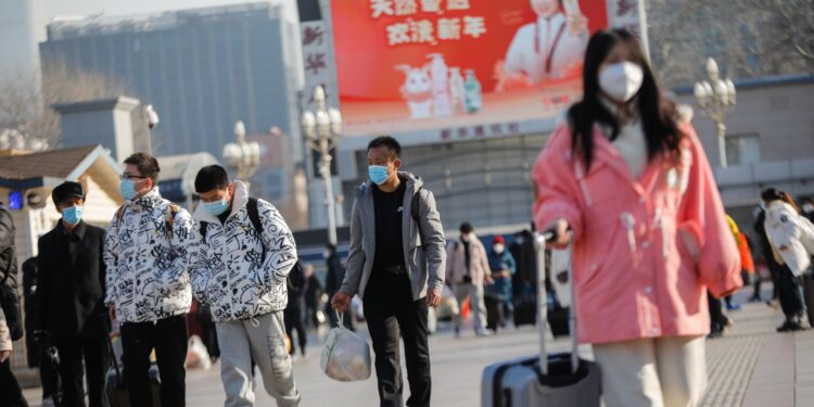 Pasajeros con mascarilla en Pekín. EFE