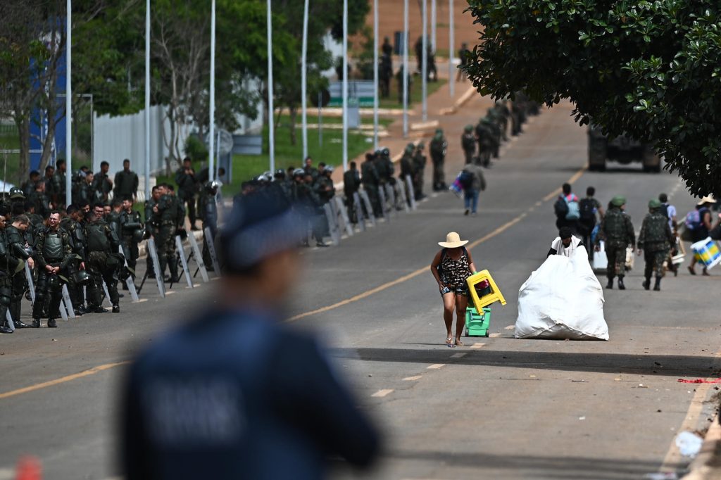 Ejército de Brasil detiene a más de 1200 bolsonaristas que invadieron el Palacio de Gobierno